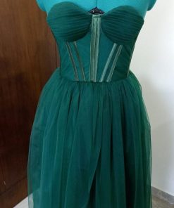 Mujer usando vestido largo verde esmeralda hecho a medida para eventos elegantes